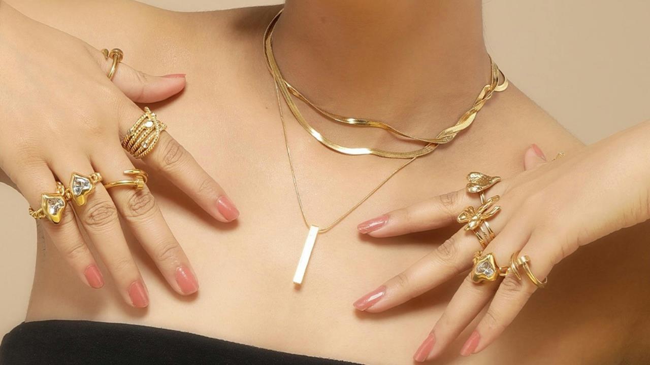 Los collares son cosa del pasado: el accesorio tendencia que eligen las mujeres elegantes para este invierno 